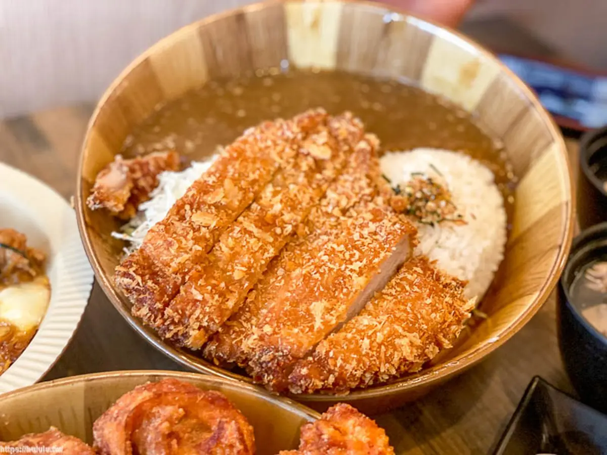 CP值爆表又美拍！台南超狂咖哩飯用「木盆」裝，金黃唐揚雞、厚切豬排吃到撐