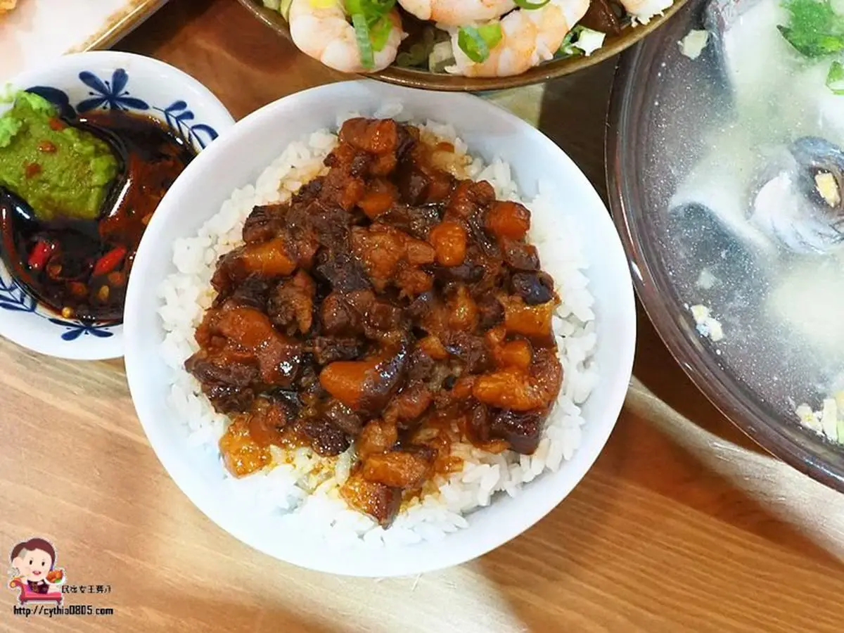 太欠吃！桃園隱藏版滷肉飯有12隻去殼白蝦，滿滿肥美鮮蚵入口甜爆