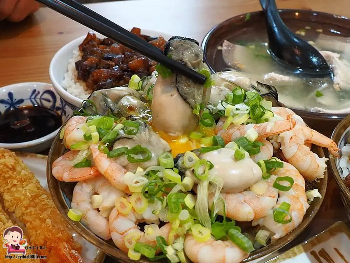 太欠吃！桃園隱藏版滷肉飯有12隻去殼白蝦，滿滿肥美鮮蚵入口甜爆