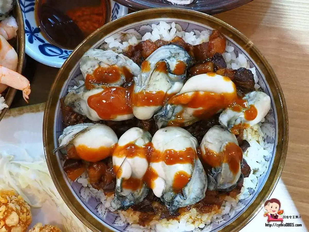 太欠吃！桃園隱藏版滷肉飯有12隻去殼白蝦，滿滿肥美鮮蚵入口甜爆