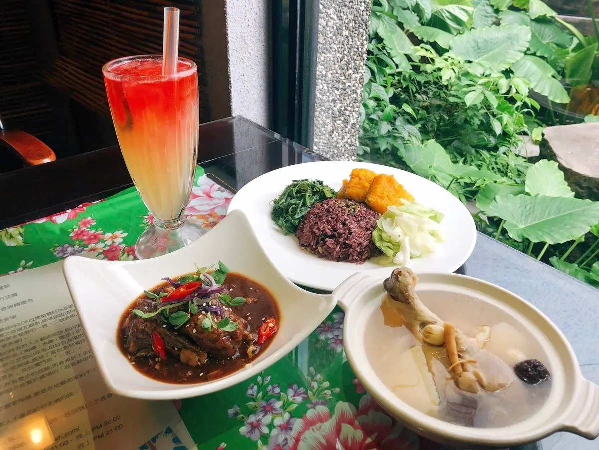 50元無限一日搭輕軌！新北沿線36家美食優惠，打卡送火鍋肉盤、巧克力蛋糕