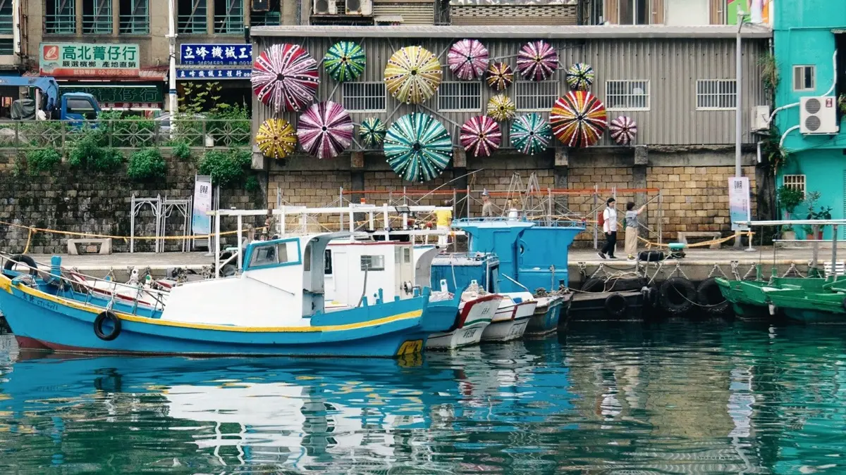 正濱漁港變「海上美術館」!基隆潮藝術15件作品超好拍:最大船型光雕、夢幻彩紅泡泡 正濱漁港變「海上美術館」!基隆潮藝術15件作品超好拍:最大船型光雕、夢幻彩紅泡泡