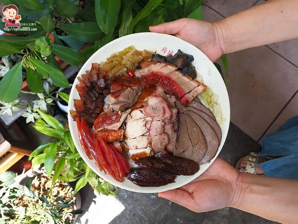 肉控必收！桃園超浮誇限量燒臘飯1份有8種主菜，脆皮燒肉、炭香雙腿讓你吃到怕