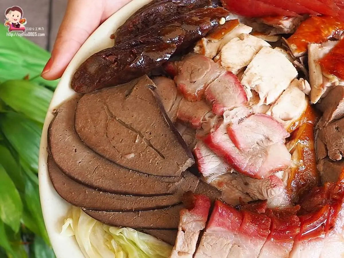 肉控必收！桃園超浮誇限量燒臘飯1份有8種主菜，脆皮燒肉、炭香雙腿讓你吃到怕