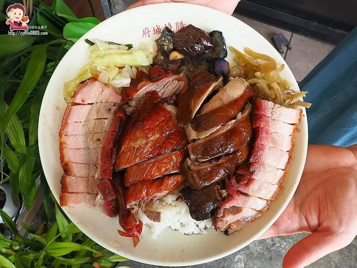 肉控必收！桃園超浮誇限量燒臘飯1份有8種主菜，脆皮燒肉、炭香雙腿讓你吃到怕