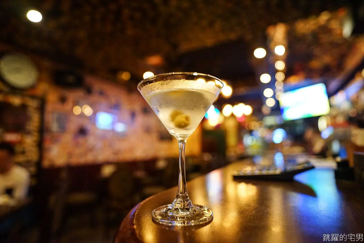夜貓族必衝！台北43年酒吧炸雞帶野格酒草藥香，招牌炒蛤蜊湯汁還有隱藏吃法