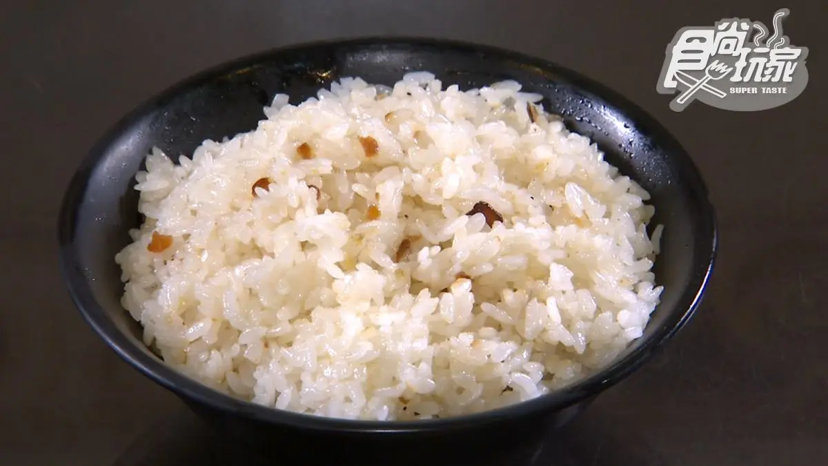 高雄人激推銅板小吃！網評4.2星60年鴨肉店，鴨油飯＋鴨肝湯50元有找