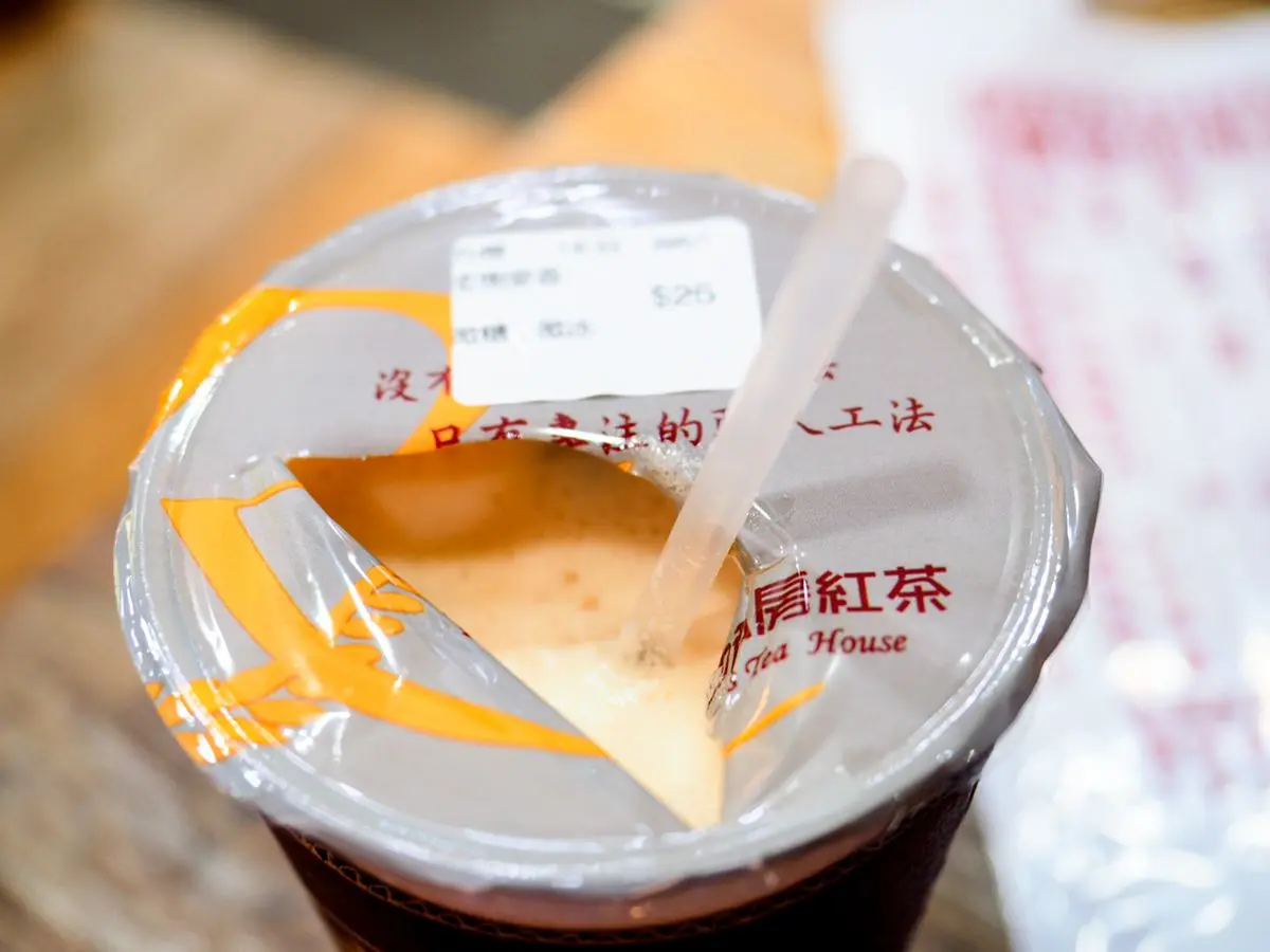 想喝紅茶先掛號！台南手搖店「藥袋」標語超有哏，必點老樹麥香