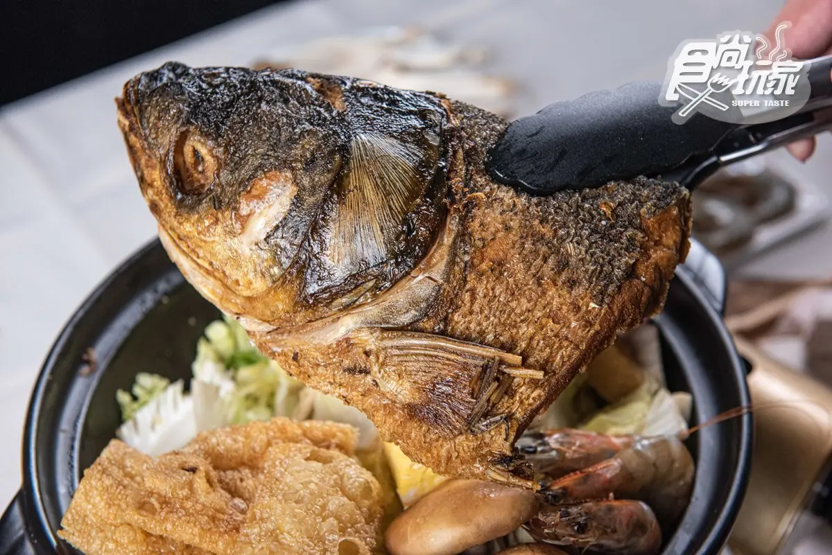 超澎派「砂鍋魚頭火鍋」！20公分巨型大頭鏈、10多種配料，只要588元就能吃