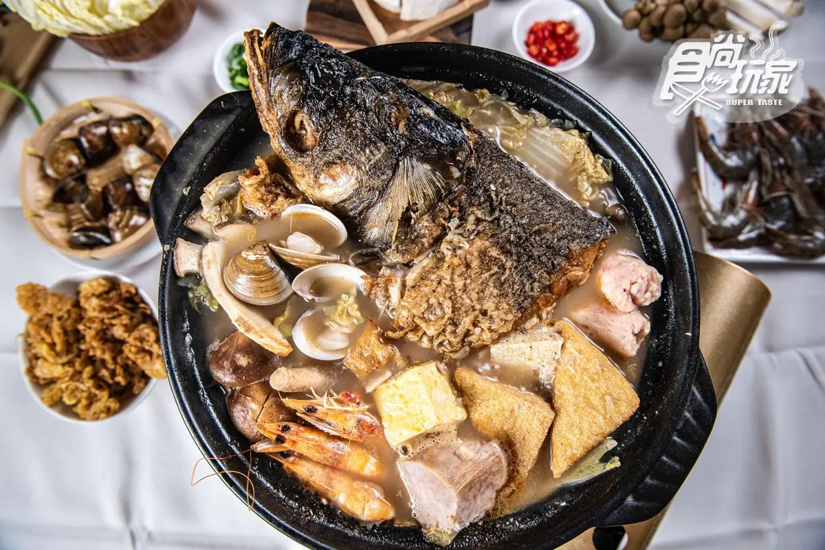 超澎派「砂鍋魚頭火鍋」！20公分巨型大頭鏈、10多種配料，只要588元就能吃