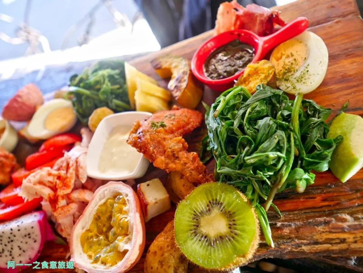 全台最美路邊攤！台東部落茅草屋嘗原民風早午餐，在地野菜搭自製油醋更爽口