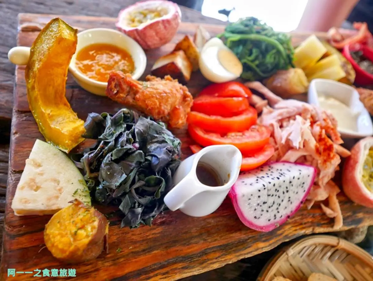 全台最美路邊攤！台東部落茅草屋嘗原民風早午餐，在地野菜搭自製油醋更爽口