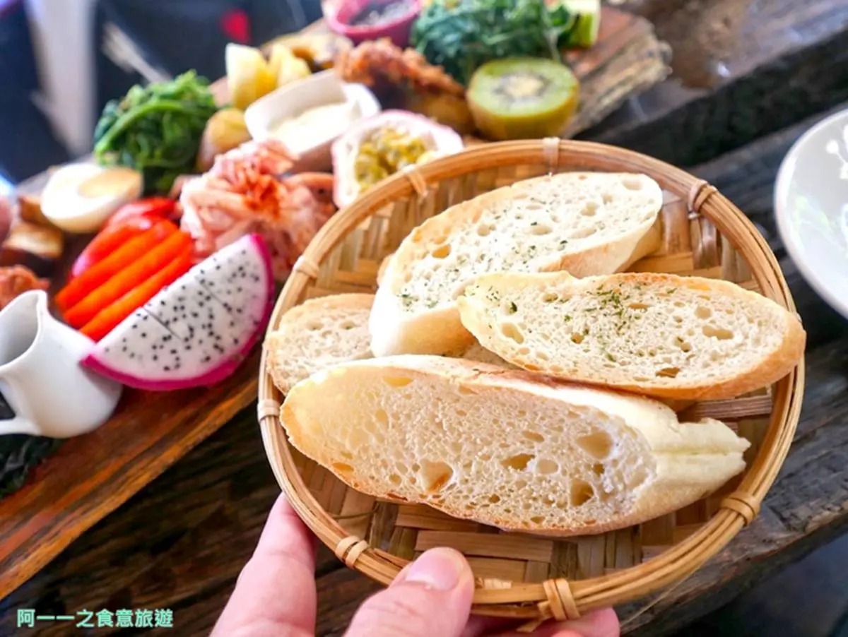 全台最美路邊攤！台東部落茅草屋嘗原民風早午餐，在地野菜搭自製油醋更爽口
