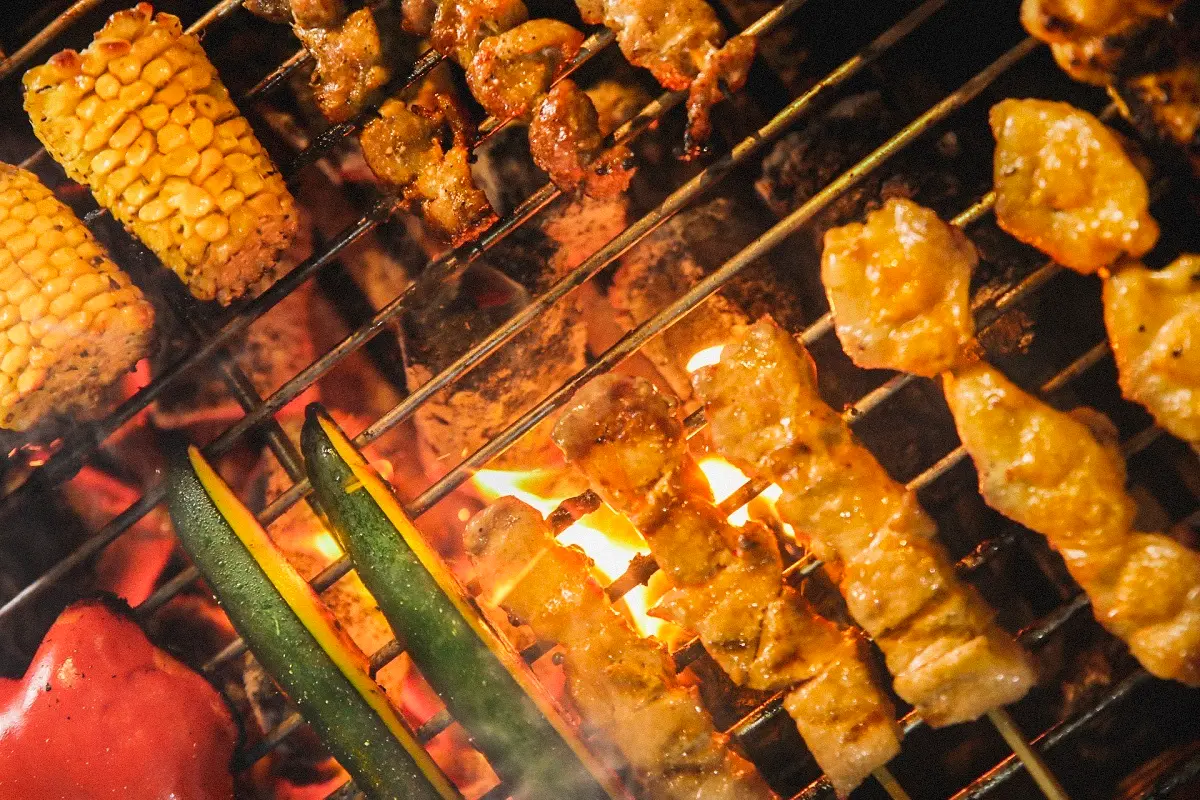 吃到飽「免費龍蝦」假日爽嗑！英法「夯肉」、韓國生蠔都能吃，女生爽賺130元喝調酒