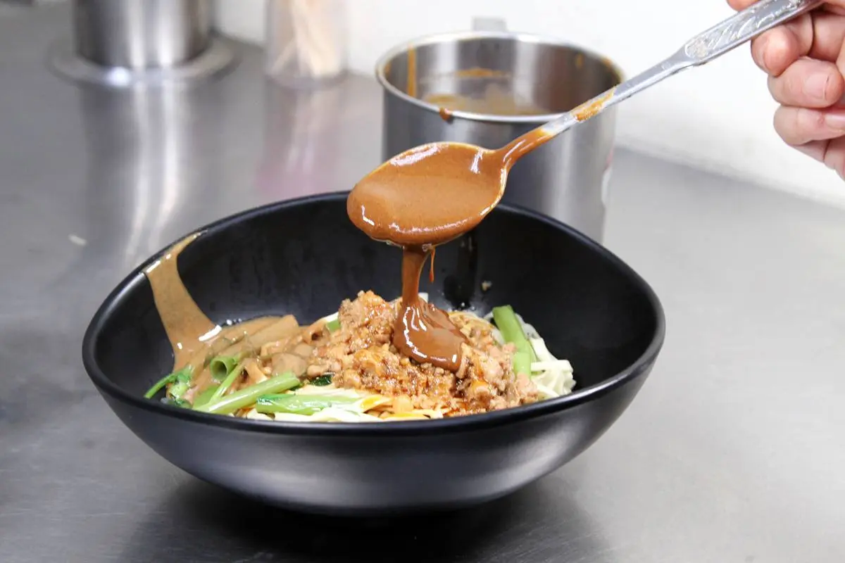 麻醬加到爽!台中佛心麵館獨創「一麵三吃」,超澎派「菜頭粿米腸蛋」也必點 麻醬加到爽!台中佛心麵館獨創「一麵三吃」,超澎派「菜頭粿米腸蛋」也必點