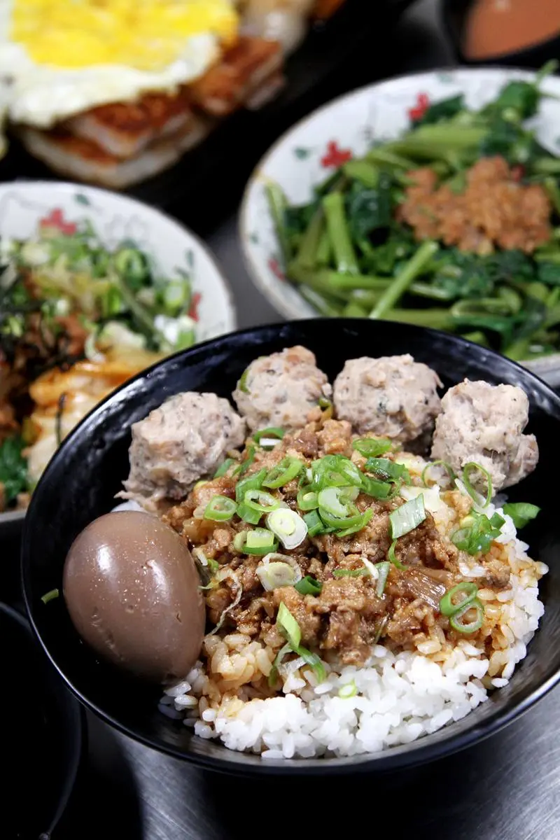 麻醬加到爽!台中佛心麵館獨創「一麵三吃」,超澎派「菜頭粿米腸蛋」也必點 麻醬加到爽!台中佛心麵館獨創「一麵三吃」,超澎派「菜頭粿米腸蛋」也必點