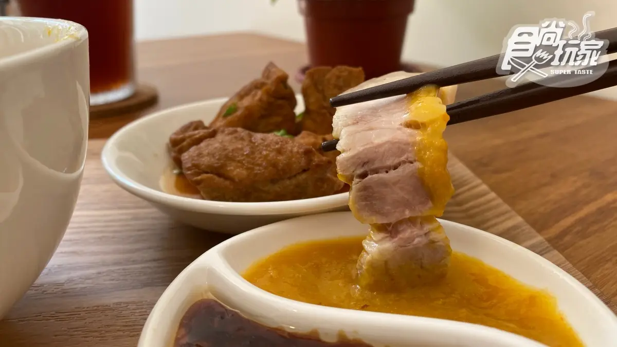【新開店】一吃上癮！客家祖傳控肉飯＋雙醬白肉，加碼再吃巨大「糍粑」