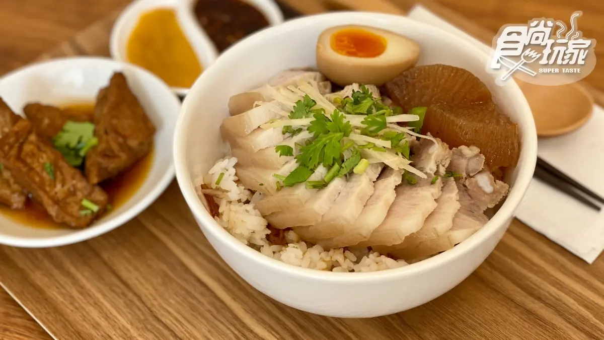 【新開店】一吃上癮！客家祖傳控肉飯＋雙醬白肉，加碼再吃巨大「糍粑」