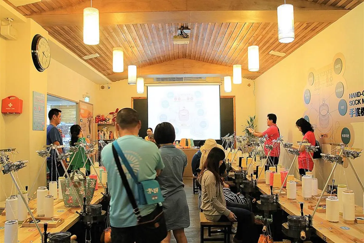 連假遛小孩首選！全台15家觀光工廠親子DIY玩到翻：渲染手帕、水晶積木人偶