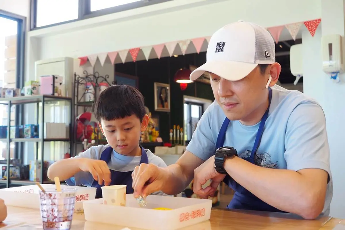 連假遛小孩首選！全台15家觀光工廠親子DIY玩到翻：渲染手帕、水晶積木人偶