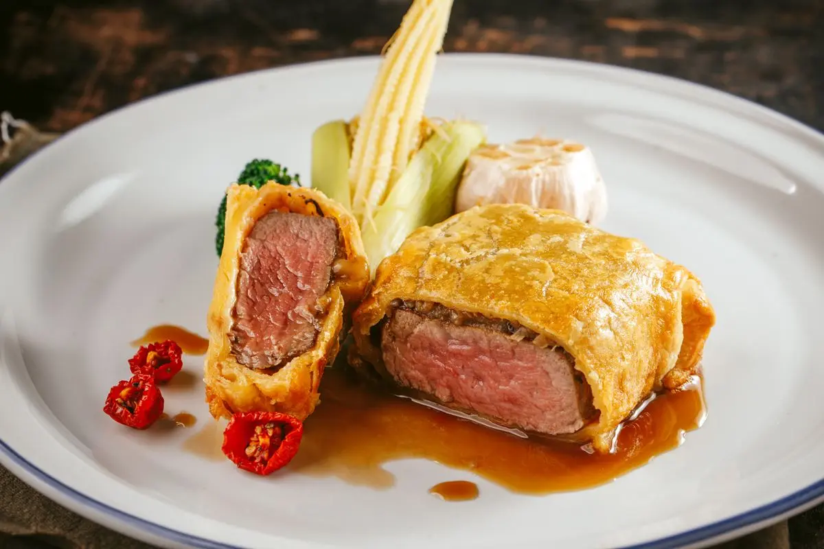 【新開店】台中網美必衝！都市叢林風餐酒館繽紛帳篷超美拍，激推威靈頓牛排配茶酒