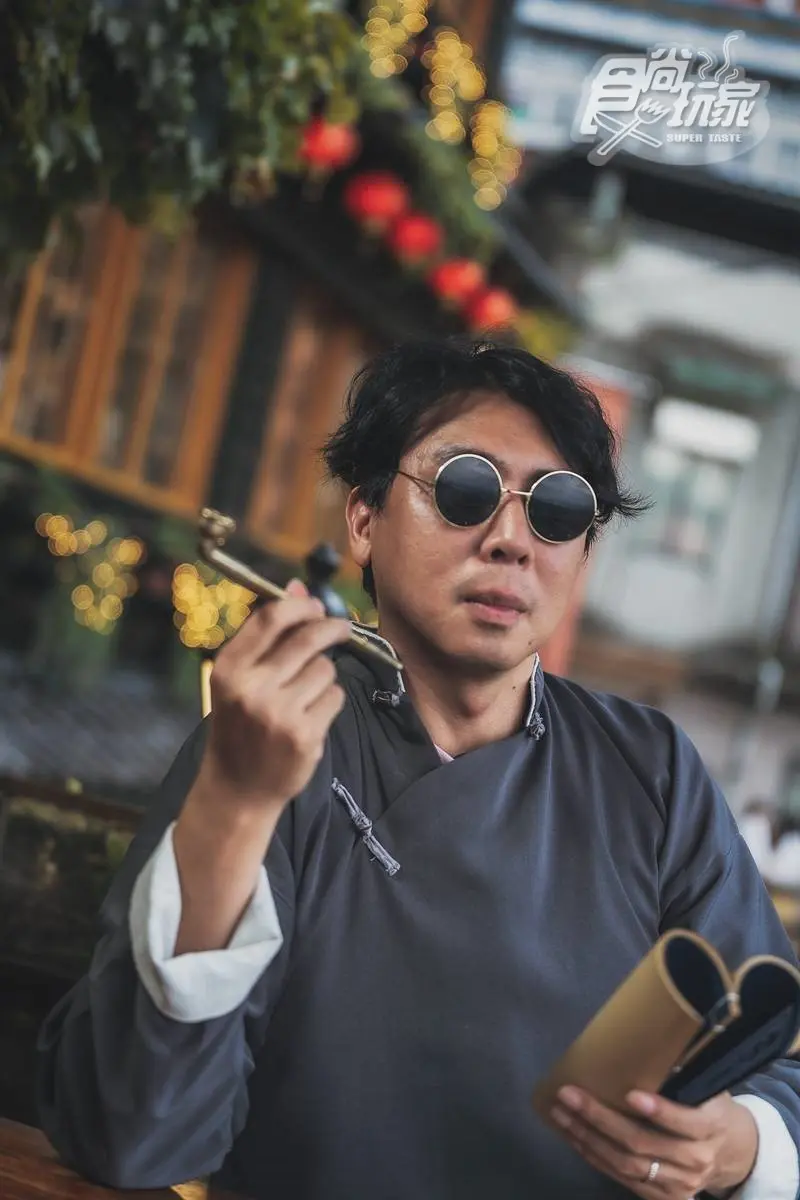《瘋狂總部》扮古人穿梭九份老街，梁赫群見女裝夢多驚呼：「鬼門不是關了嗎？」