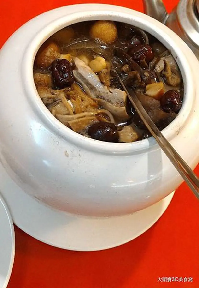 老饕都吃這幾家！台北6間聚餐不敗老字號：爆汁排骨酥、鳳眼鮑魚、「肉凍」白斬雞