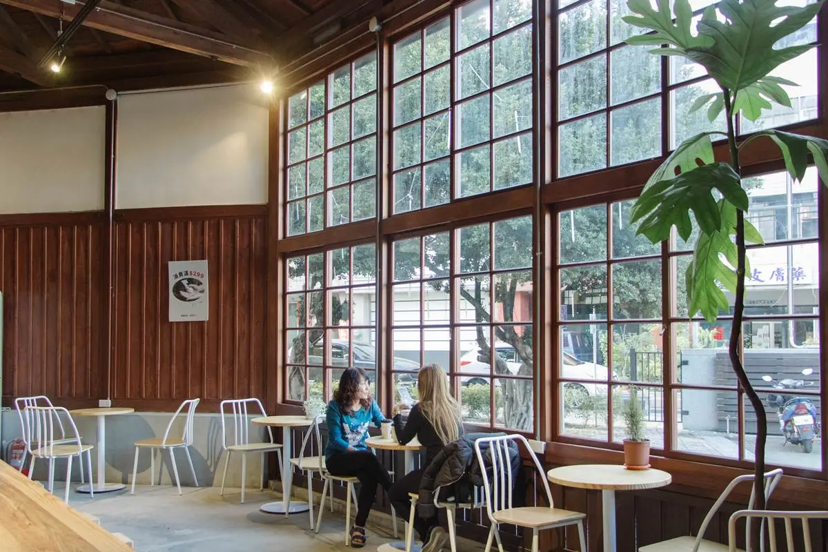 【新開店】75年菸草倉庫吃下午茶！「小日子商号」插旗南投竹山，必點海鹽烤堅果拿鐵