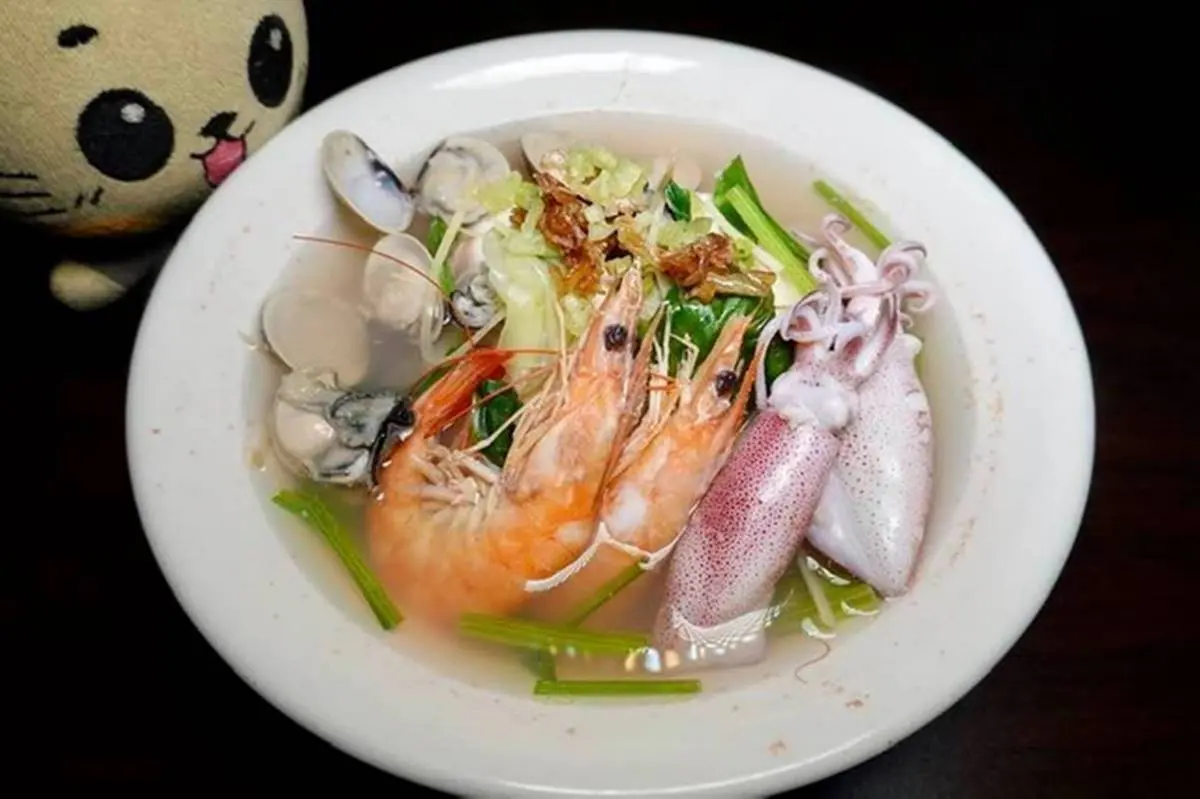 CP值超高！市場「平價海鮮麵」料多到看不見麵，每日產地直送鮮蚵會爆漿