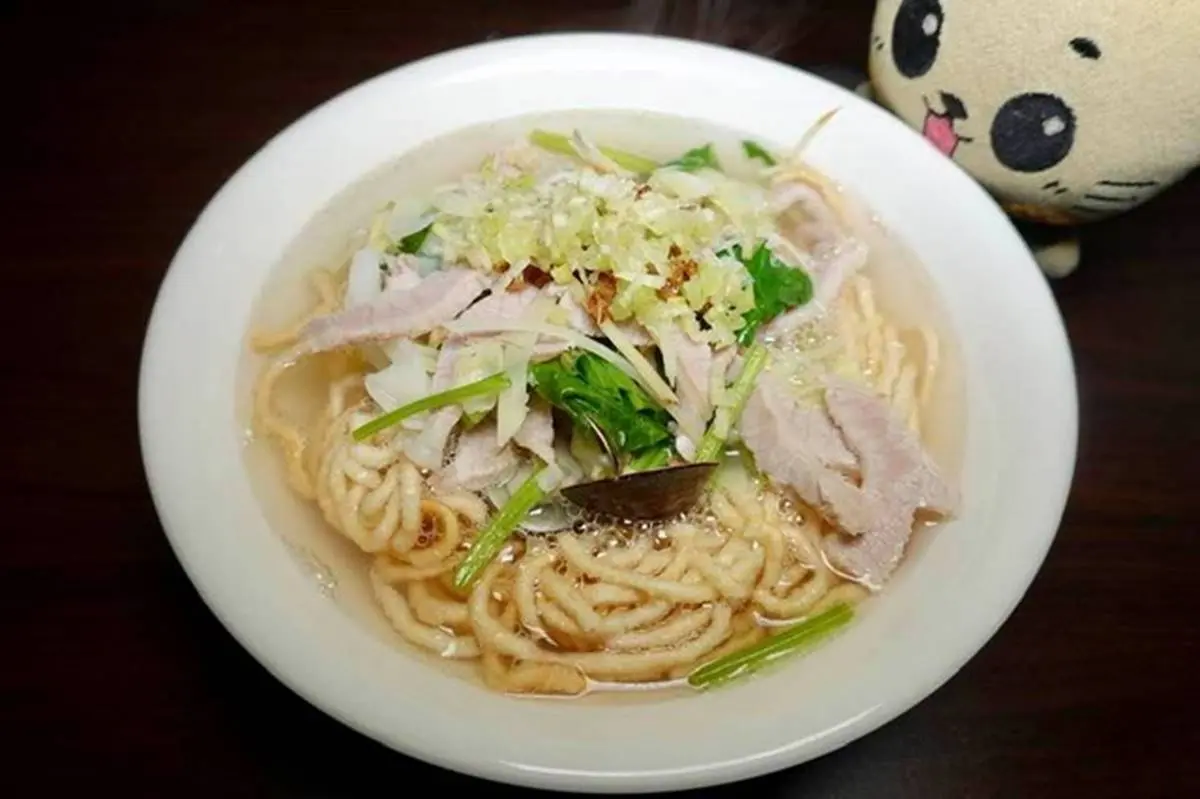 CP值超高！市場「平價海鮮麵」料多到看不見麵，每日產地直送鮮蚵會爆漿