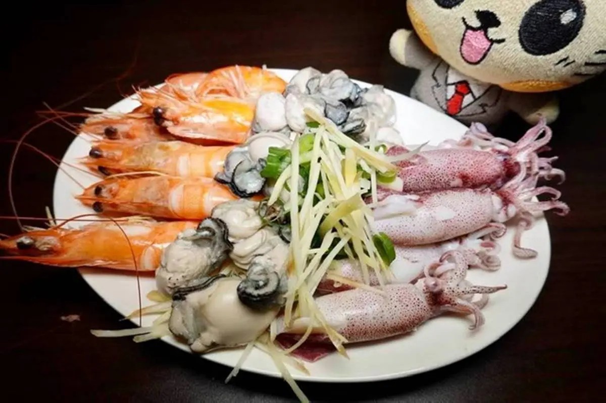 CP值超高！市場「平價海鮮麵」料多到看不見麵，每日產地直送鮮蚵會爆漿