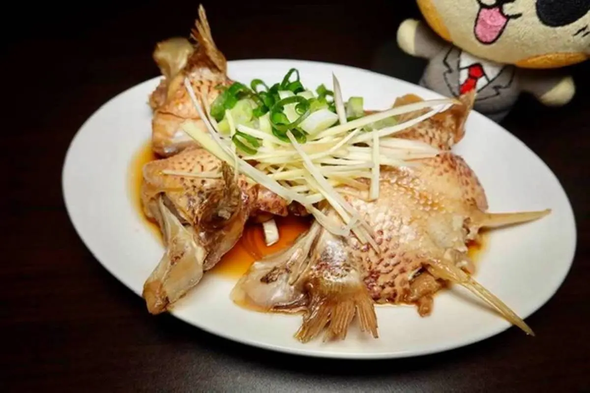 CP值超高！市場「平價海鮮麵」料多到看不見麵，每日產地直送鮮蚵會爆漿