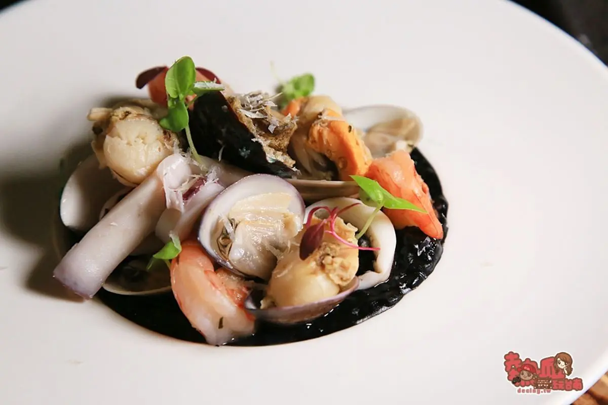 【新開店】台南夜貓族必衝！老宅酒吧墨魚燉飯有滿滿海鮮，花生威士忌調酒妹仔也愛