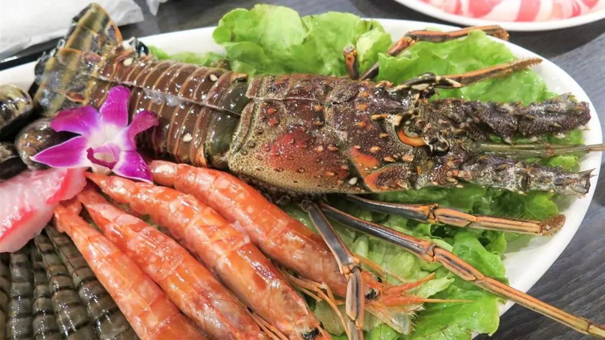 吃到痛風也甘願!北中南17間浮誇系海鮮料理:整隻龍蝦炒飯、滿料鮮牡蠣火鍋 吃到痛風也甘願!北中南17間浮誇系海鮮料理:整隻龍蝦炒飯、滿料鮮牡蠣火鍋