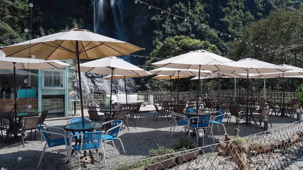 快衝烏來拍美照!玻璃屋餐廳坐擁180度瀑布美景,超大用餐空間還有球池可以玩 快衝烏來拍美照!玻璃屋餐廳坐擁180度瀑布美景,超大用餐空間還有球池可以玩