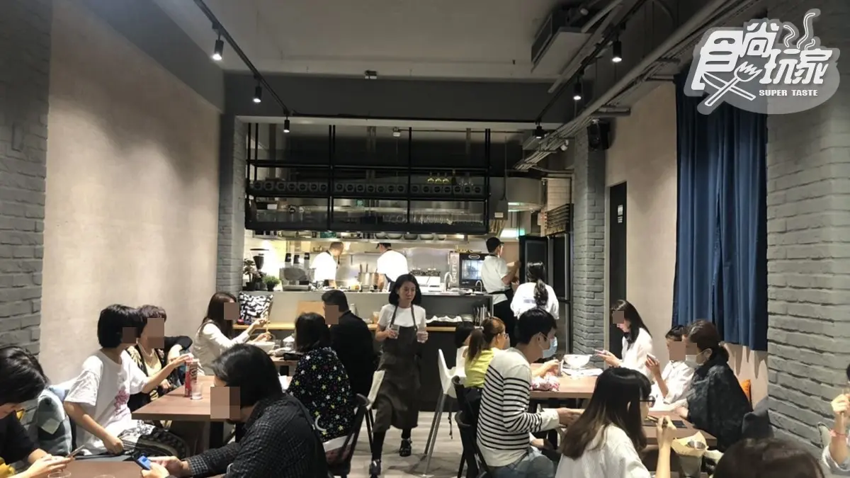 【新開店】台北東區超有哏飯麵小館!中西餐點混搭:蛋炒飯有烤鴨、家常麵配炸雞串 【新開店】台北東區超有哏飯麵小館!中西餐點混搭:蛋炒飯有烤鴨、家常麵配炸雞串