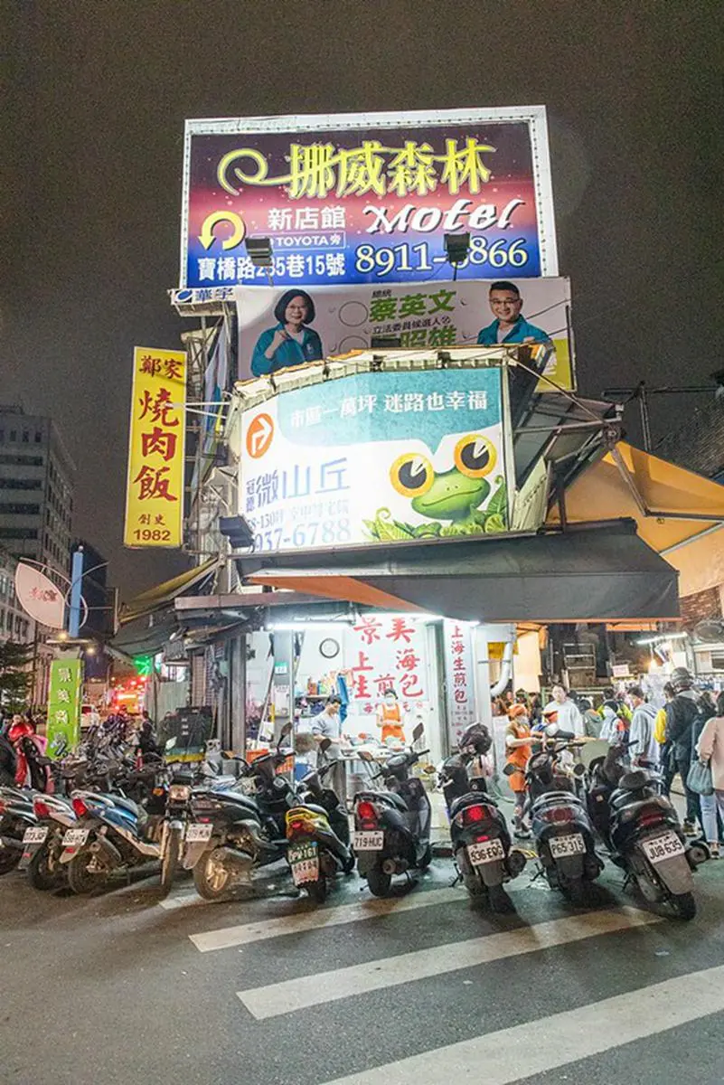 景美夜市超夯炭烤!獨門祕方先滷再烤香氣超迷人,雞屁股金黃焦香一吃停不下 景美夜市超夯炭烤!獨門祕方先滷再烤香氣超迷人,雞屁股金黃焦香一吃停不下