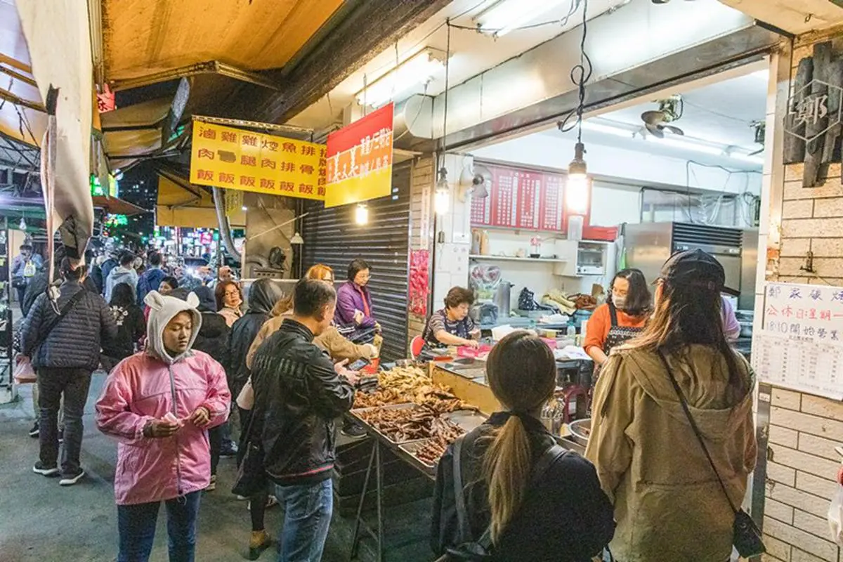 景美夜市超夯炭烤!獨門祕方先滷再烤香氣超迷人,雞屁股金黃焦香一吃停不下 景美夜市超夯炭烤!獨門祕方先滷再烤香氣超迷人,雞屁股金黃焦香一吃停不下