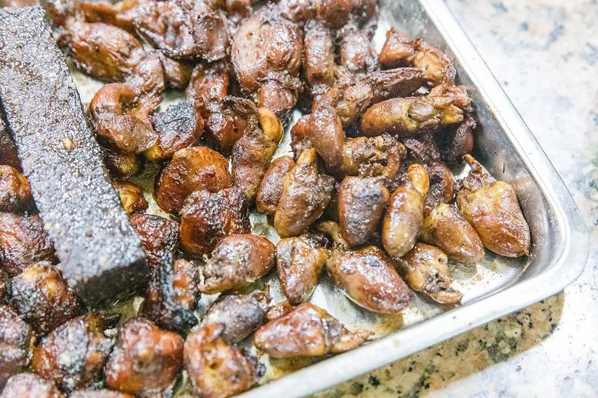 景美夜市超夯炭烤!獨門祕方先滷再烤香氣超迷人,雞屁股金黃焦香一吃停不下 景美夜市超夯炭烤!獨門祕方先滷再烤香氣超迷人,雞屁股金黃焦香一吃停不下