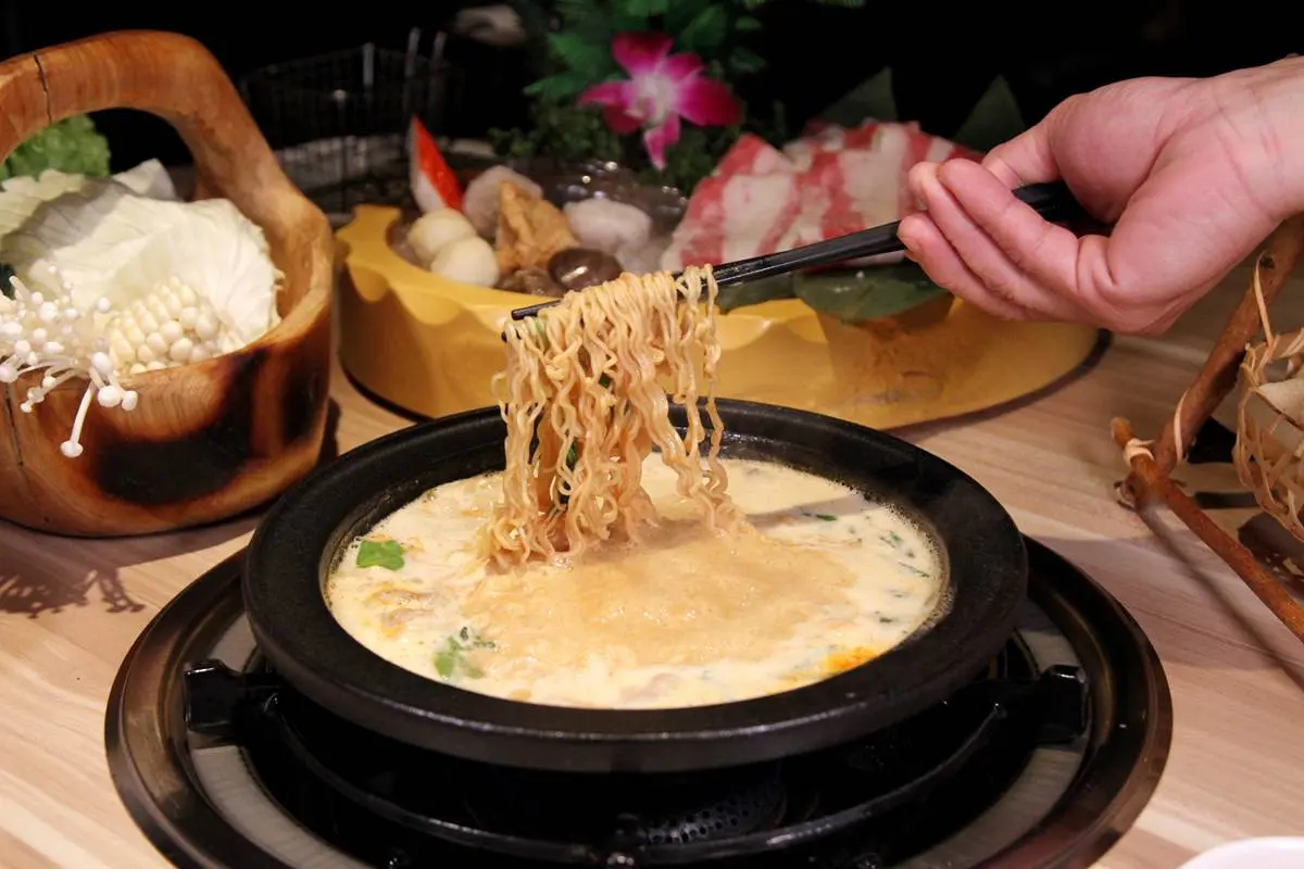 減肥慢點!泰式鍋物連續7天「體重多少減多少元」,邊緣人加碼媽媽麵無限吃 減肥慢點!泰式鍋物連續7天「體重多少減多少元」,邊緣人加碼媽媽麵無限吃