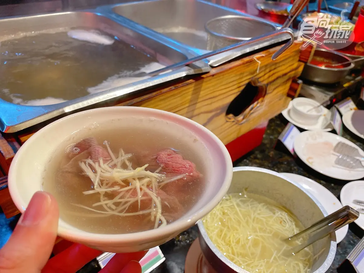 全台唯一「賞鯨泳池」這裡拍!首創「香水主題房」有日式公主床、網美浴缸,還送吃到飽 全台唯一「賞鯨泳池」這裡拍!首創「香水主題房」有日式公主床、網美浴缸,還送吃到飽