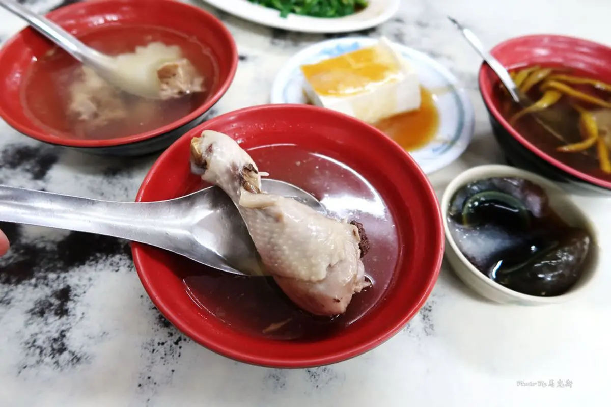隨便點都不爆表!嘉義超人氣銅板小吃均一價只要20元,香菇雞湯吃得到一整隻雞腿 隨便點都不爆表!嘉義超人氣銅板小吃均一價只要20元,香菇雞湯吃得到一整隻雞腿