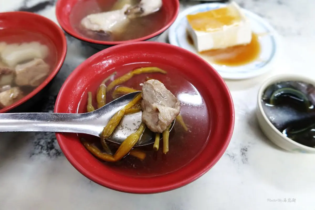隨便點都不爆表!嘉義超人氣銅板小吃均一價只要20元,香菇雞湯吃得到一整隻雞腿 隨便點都不爆表!嘉義超人氣銅板小吃均一價只要20元,香菇雞湯吃得到一整隻雞腿