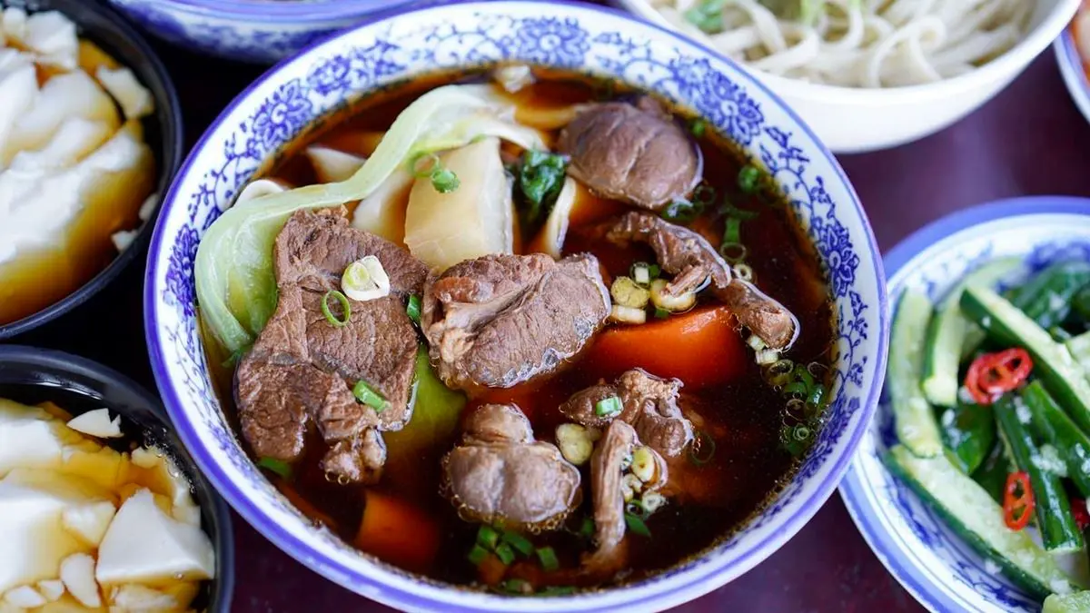 豪宅吃國民美食！苗栗隱藏版牛肉麵肉質軟嫩帶嚼勁，內用豆花吃到飽