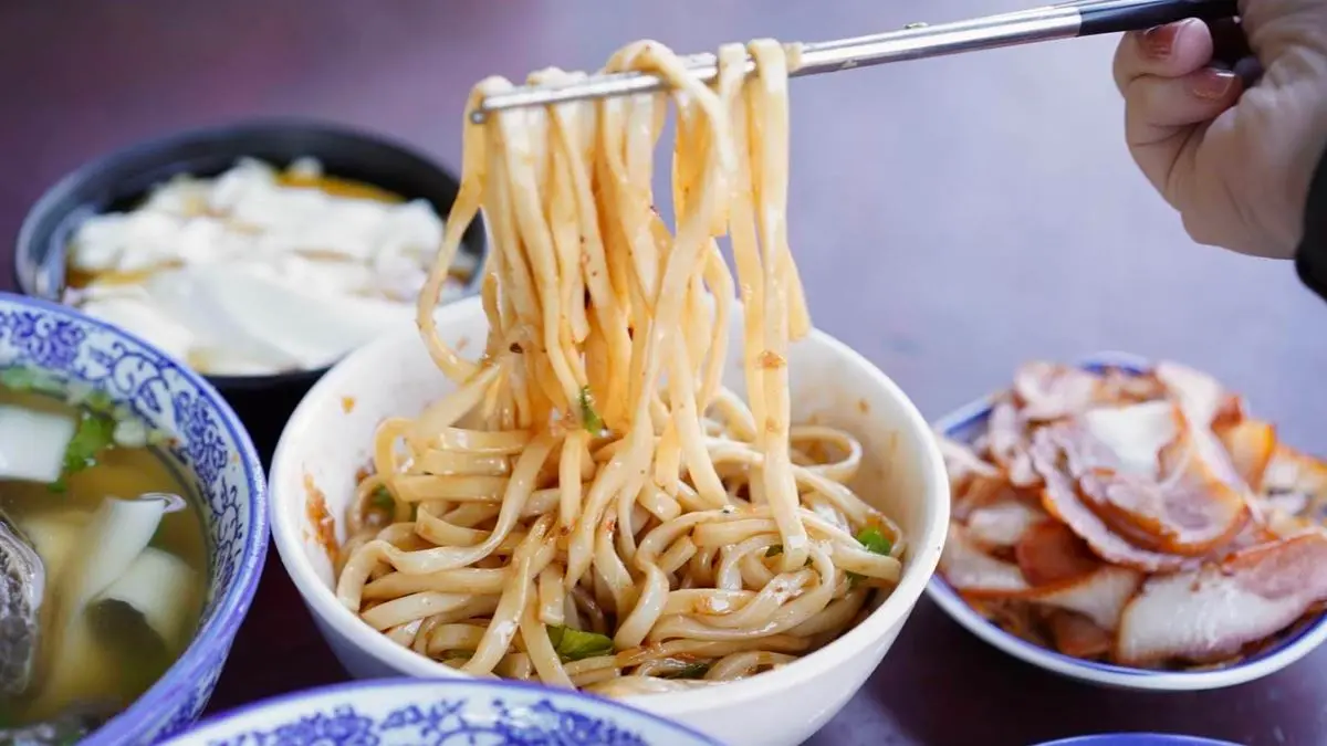 豪宅吃國民美食！苗栗隱藏版牛肉麵肉質軟嫩帶嚼勁，內用豆花吃到飽