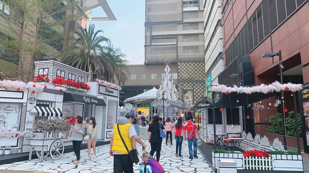 一秒置身在國外！台南新光三越打造「2D超現實耶誕大道」，必拍法式異國街道、絕美花店