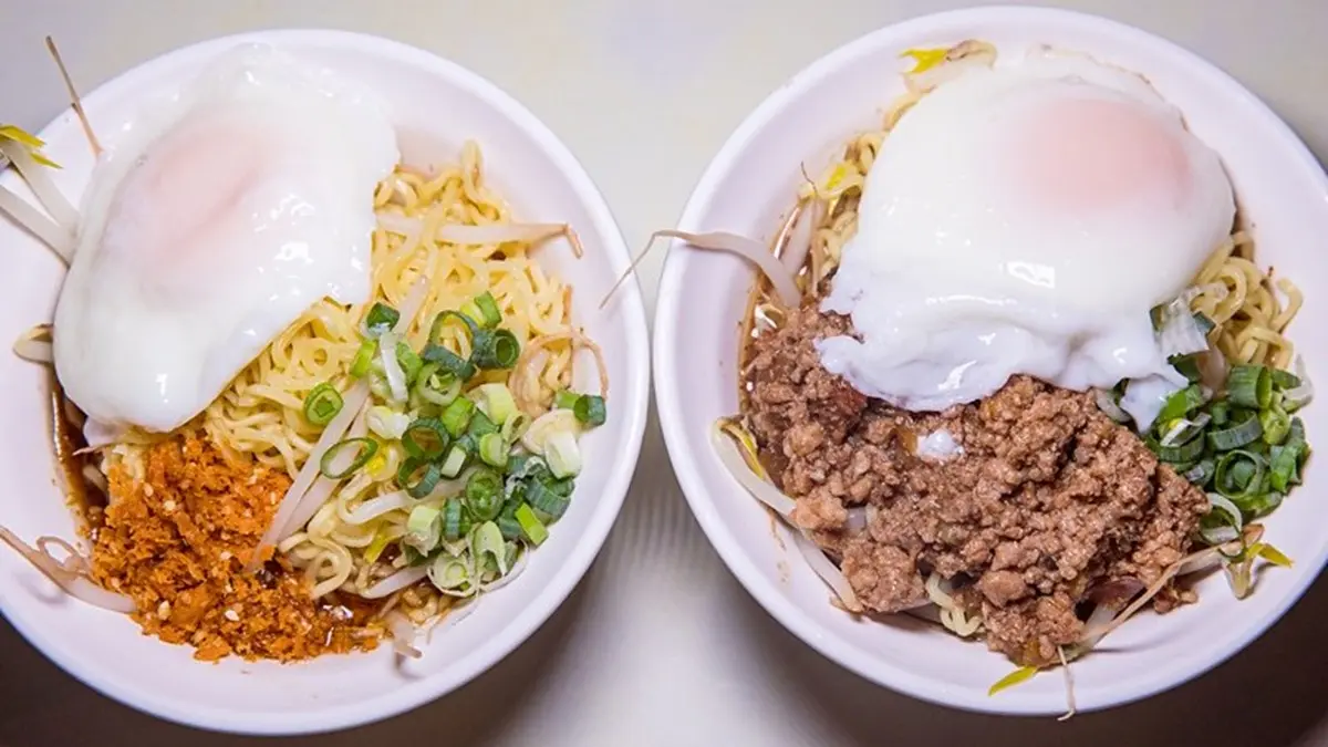 是撈麵不是泡麵！東港特色麵點要加「這個」才唰嘴，再搭白裡透黃水波蛋超邪惡