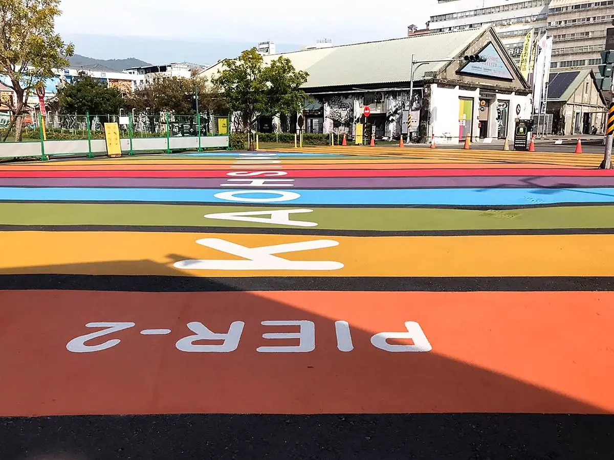 全台最大「彩虹地景」不在西門！20公尺「巨型斑馬線」填滿路口，6色地標打卡必拍