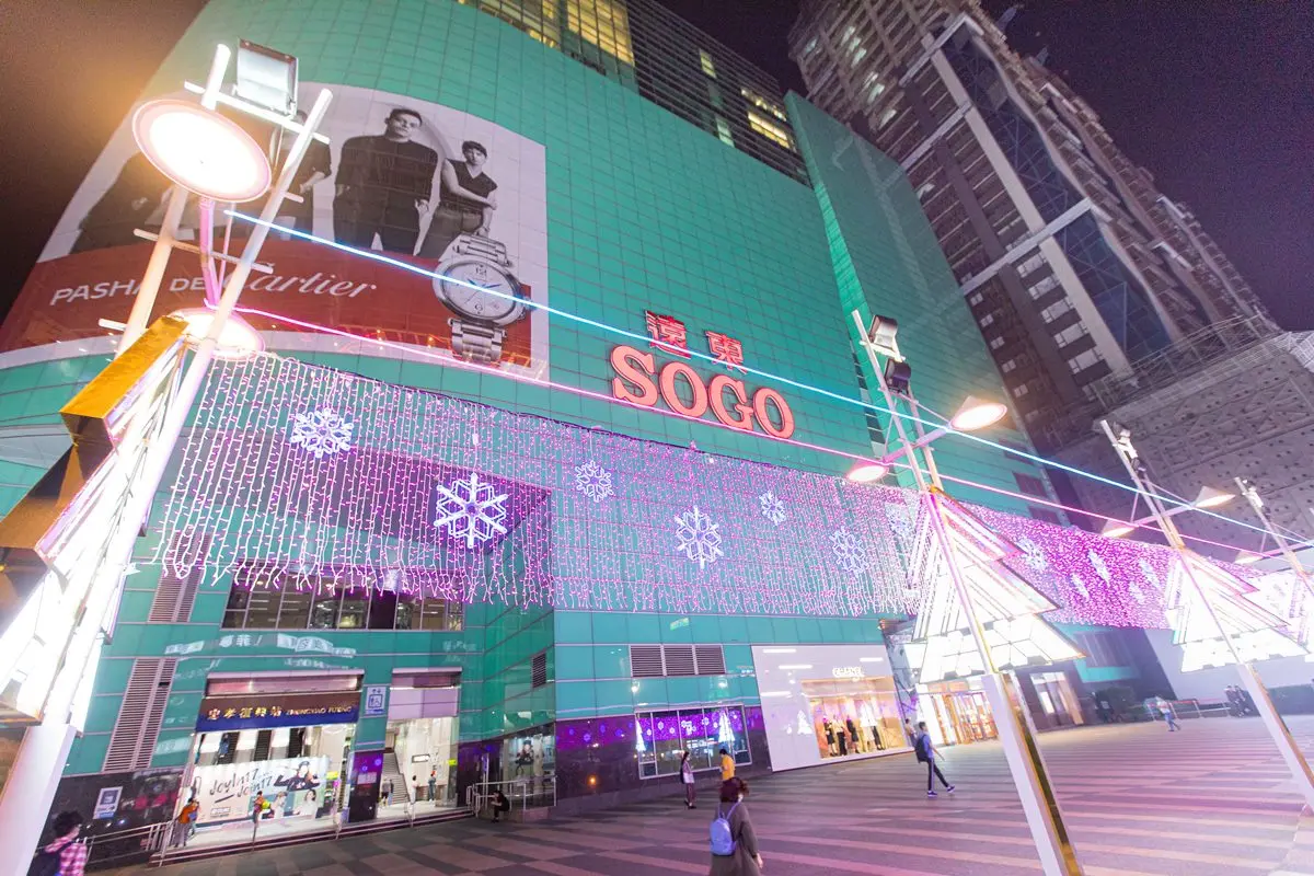 夢幻耶誕樹現身東區！SOGO打造2座「高12公尺暖金耶誕樹」，加碼打卡送KISSES牛奶巧克力