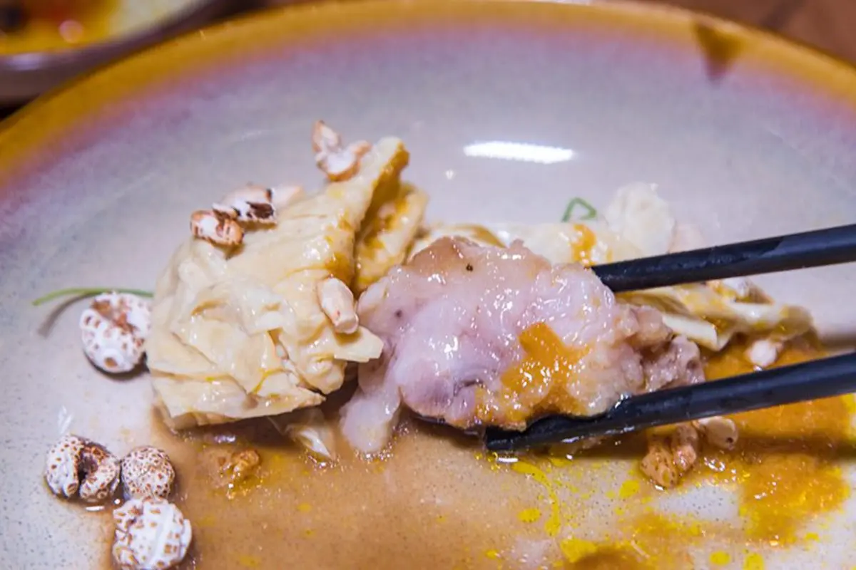 台法融合的好滋味!東區隱藏版餐酒館必喝黃金雞湯三重奏,超有哏竹炭絲瓜別處吃不到 台法融合的好滋味!東區隱藏版餐酒館必喝黃金雞湯三重奏,超有哏竹炭絲瓜別處吃不到